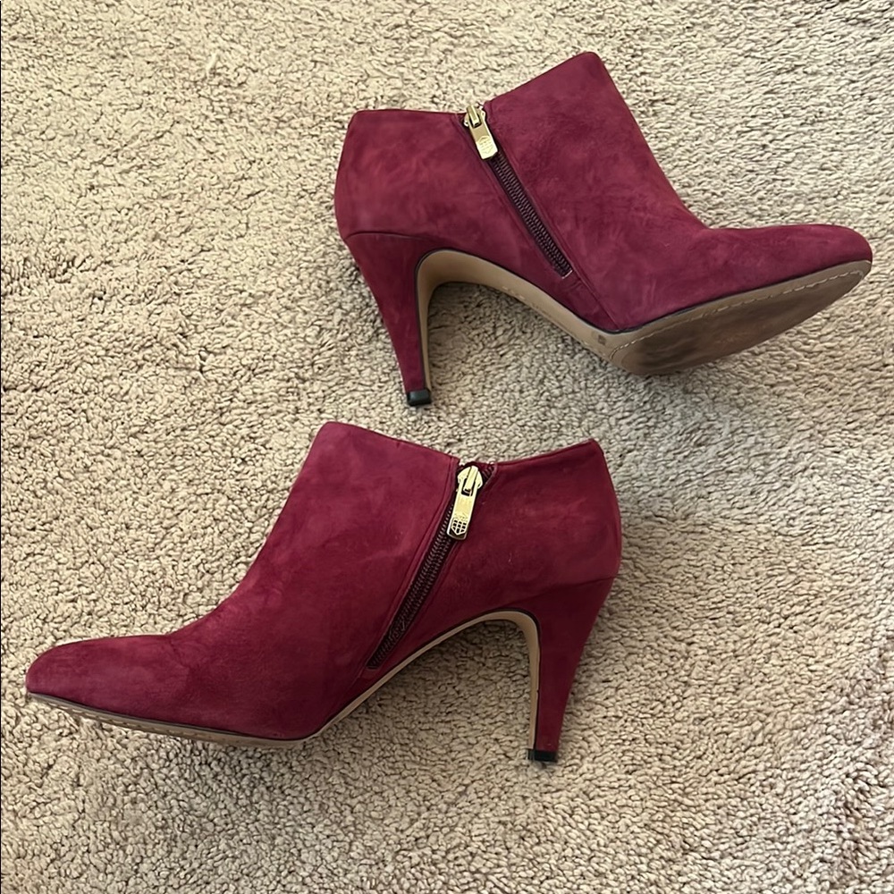 Vince Camuto burgundy true suede VC-Vive ankle Boots with Sleek Design